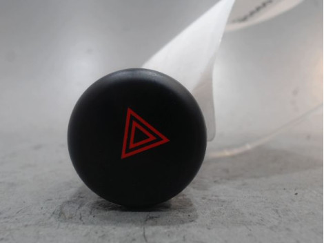 BOUTON DE WARNING NISSAN JUKE