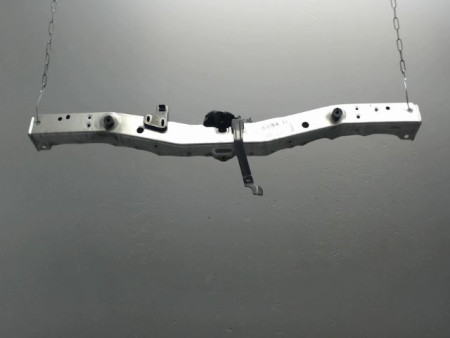 TRAVERSE SUPERIEURE ARMATURE AVANT TOYOTA AURIS