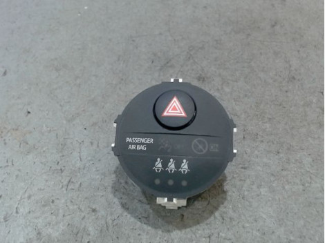 BOUTON DE WARNING TOYOTA YARIS