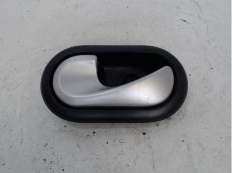 POIGNEE INTERIEURE PORTE AVANT GAUCHE DACIA SANDERO
